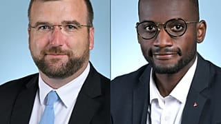 A sinistra l'autore dell'invito razzista, nel migliore dei casi rivolto al barcone dei migranti, Grégoire de Fournas. A destra Carlo Martens Bilongo