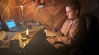 Stromausfall: Der 17-jährige Danylo nimmt am gestrigen Donnerstag in der Nähe von Kiew bei Kerzenlicht an einer Online-Biologiestunde teil. 