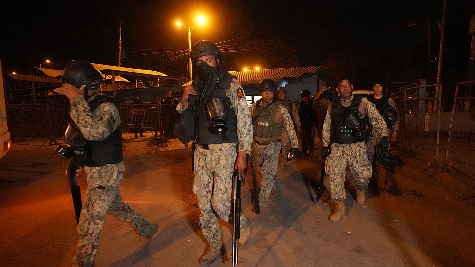 Ecuadori katonák úton a börtön felé