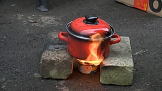 С помощью траншейных свечей можно приготовить еду