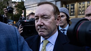 Кевин Спейси под прицелом камер папарацци у здания окружного суда в Нью-Йорке, 20 октября 2022 года