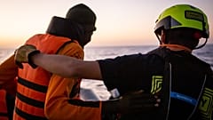 Un'operazione di salvataggio condotta nel Mediterraneo dalla ONG tedesca SOS Humanity