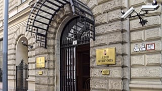 Az Állami Számvevőszék épületének bejárata 