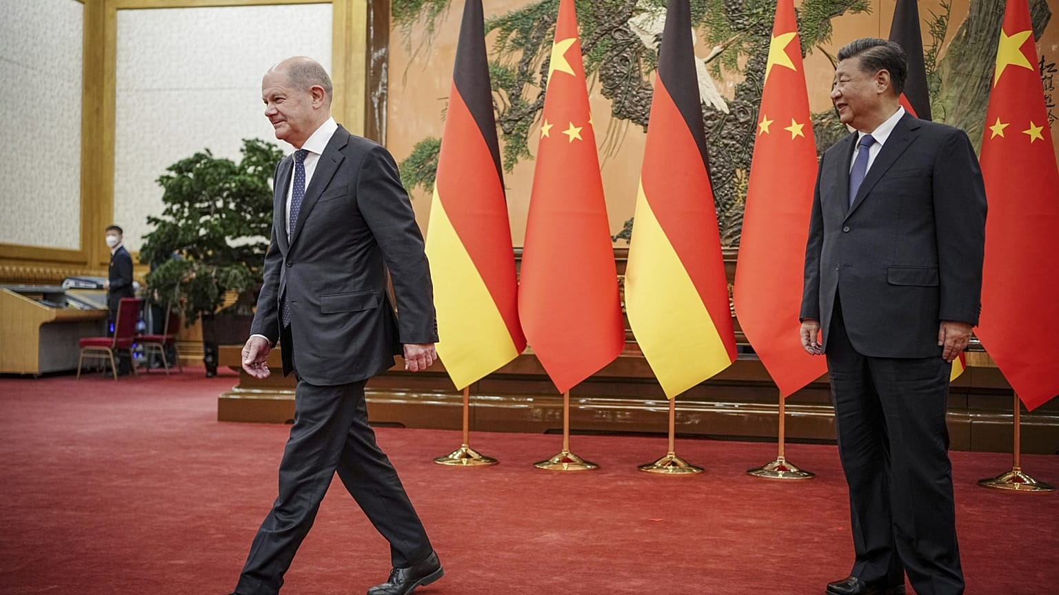 A német kancellár és a kínai elnök a pekingi kormányzat épületében