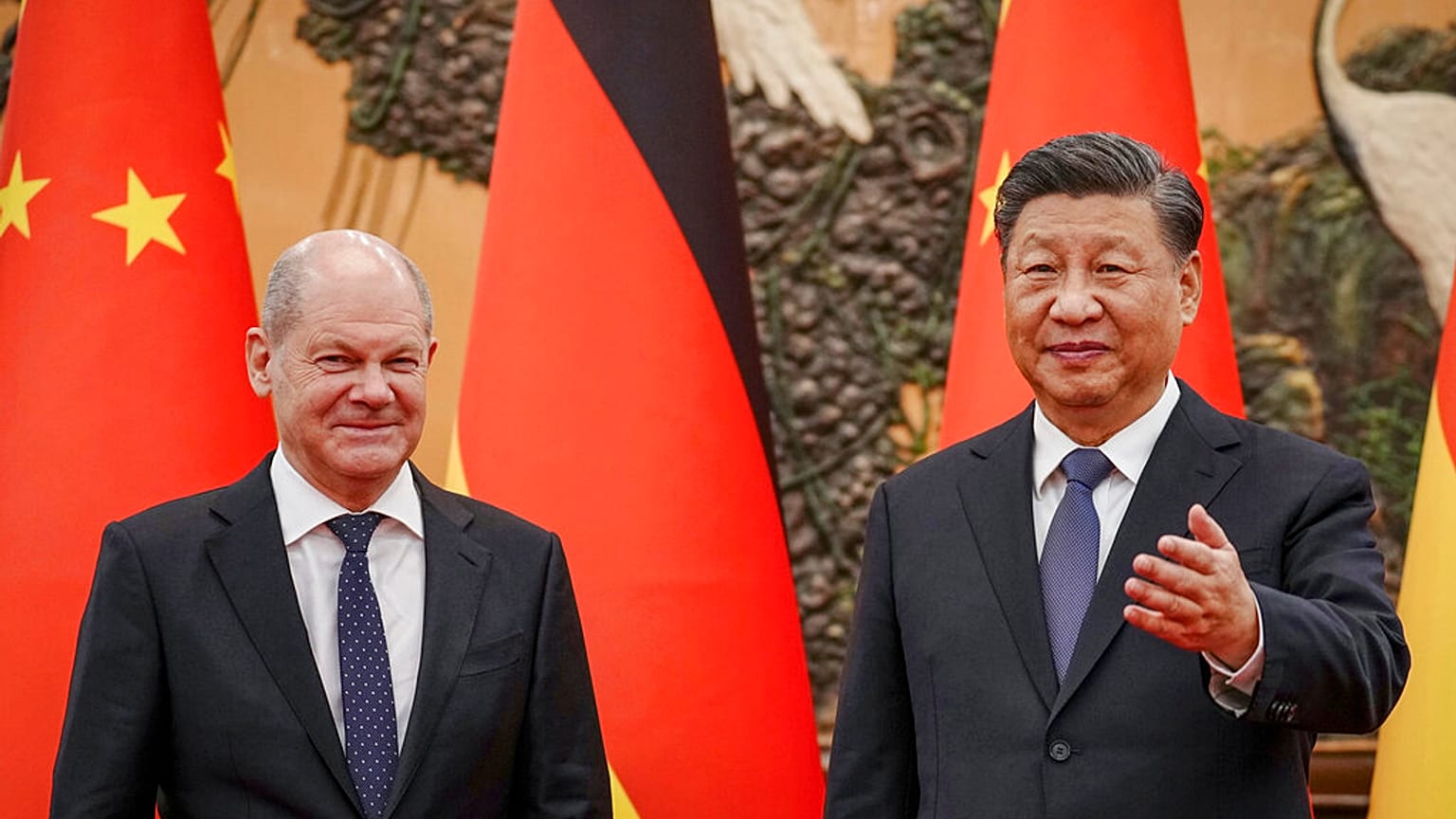 Almanya Başbakanı Olaf Scholz (sol), Çin Devlet Başkanı Şi Cinping 