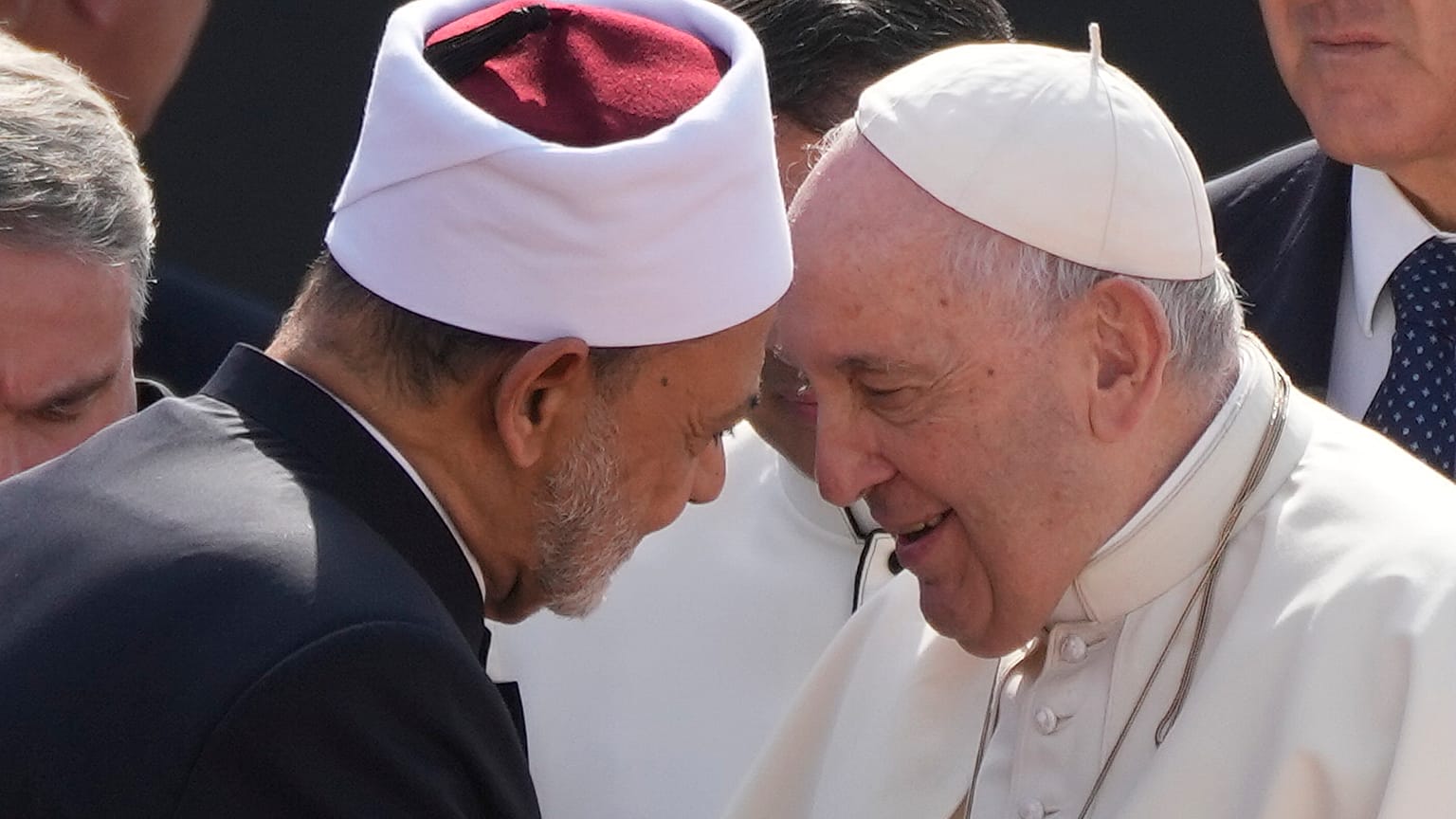 البابا فرنسيس وأحمد الطيب إمام الأزهر في الجلسة الختامية لمنتدى البحرين