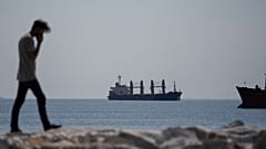 Die unter panamaischer Flagge fahrende Lady Zehma ankert in der Marmara-See vor Istanbul.