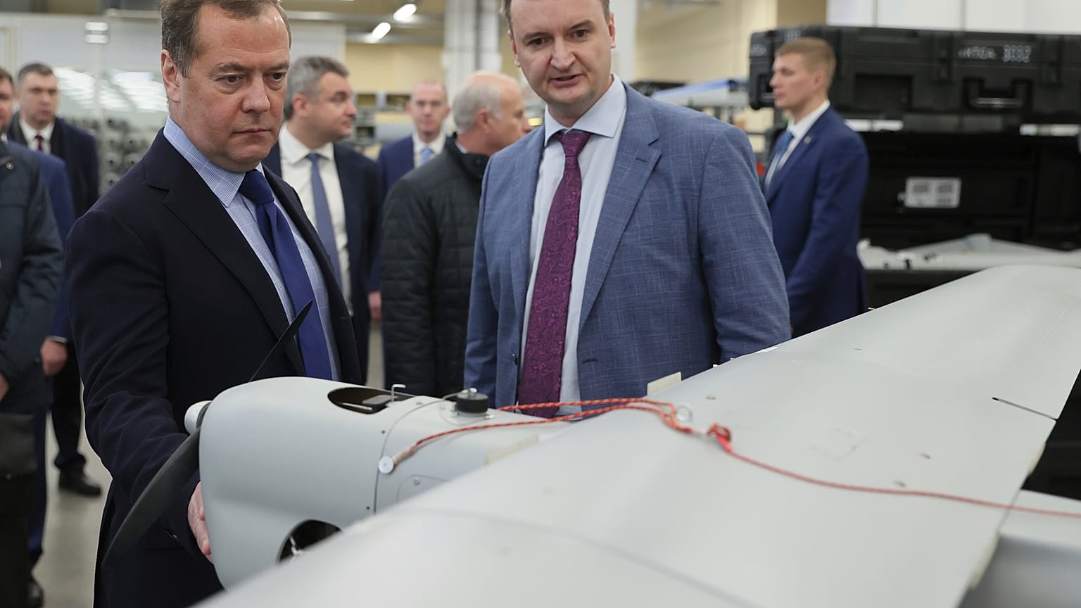 Dimitri Medwedew (links) am 14.10.22 beim Besuch einer Drohenfabrik in St. Petersburg