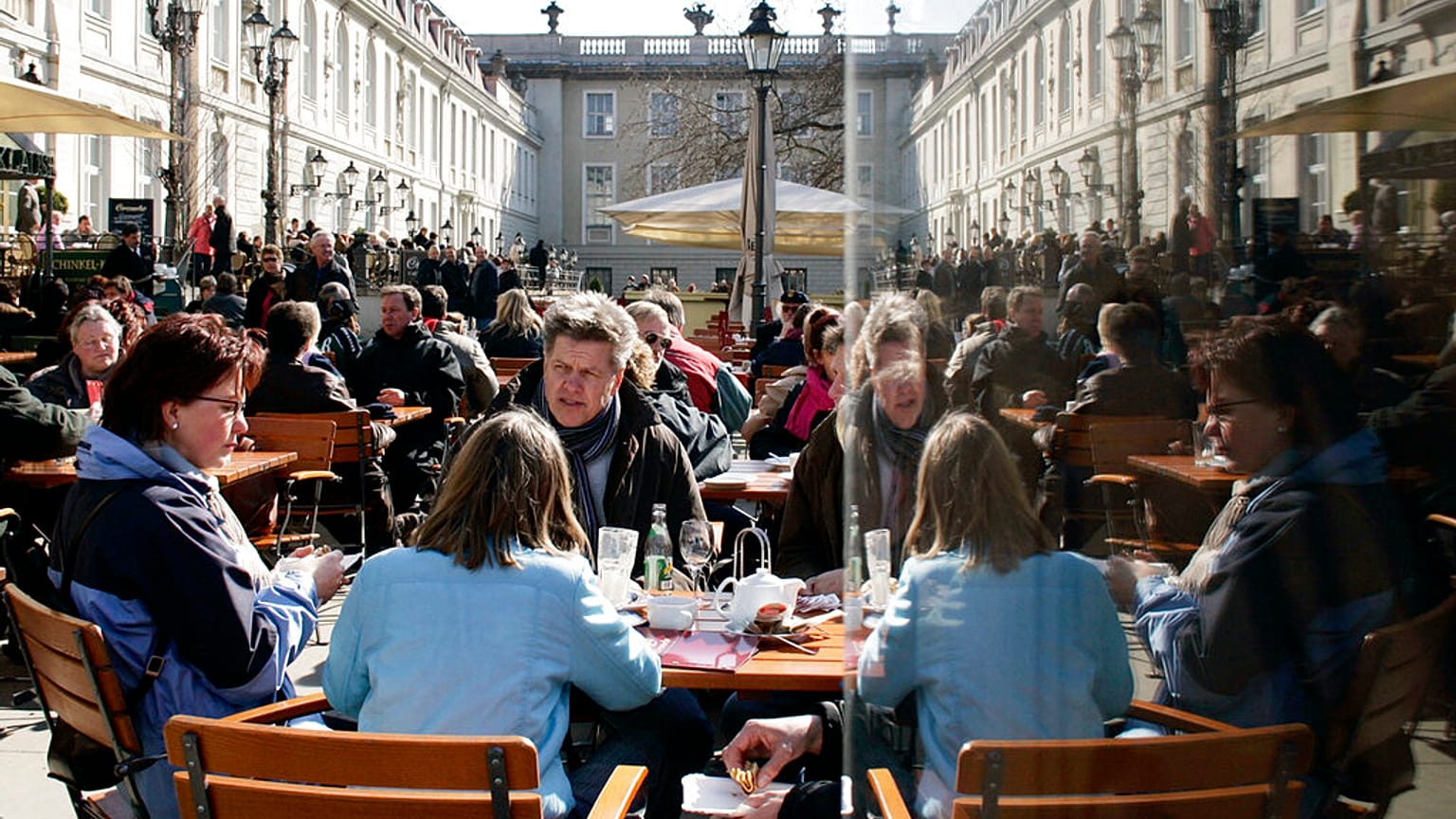 Almanya'nın başkenti Berlin'de bir kafe 