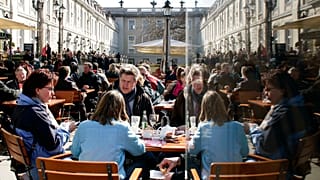 Almanya'nın başkenti Berlin'de bir kafe 