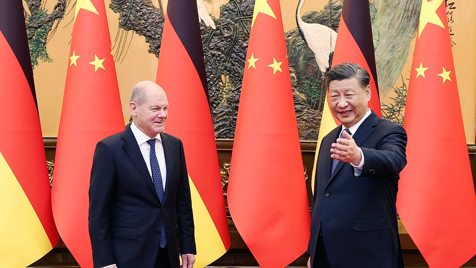 En esta foto publicada por la Agencia de Noticias Xinhua, el presidente chino Xi Jinping se reúne con el canciller alemán Olaf Scholz en el Gran Salón del Pueblo en Pekín.