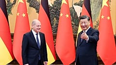 En esta foto publicada por la Agencia de Noticias Xinhua, el presidente chino Xi Jinping se reúne con el canciller alemán Olaf Scholz en el Gran Salón del Pueblo en Pekín.