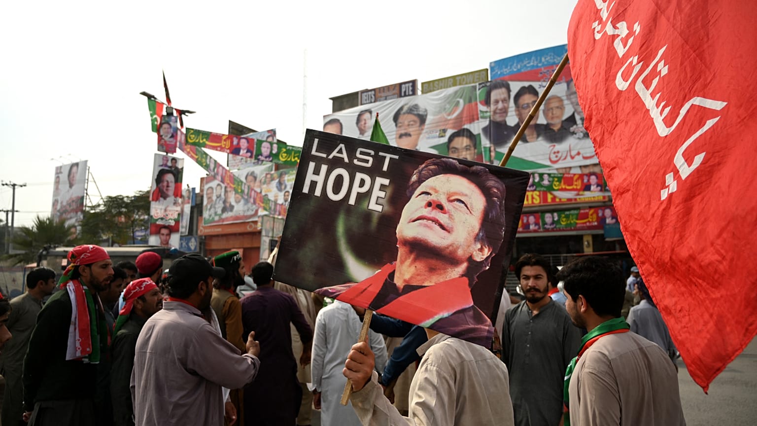 أنصار رئيس الوزراء السابق عمران خان يحتجون في وزير أباد 4 نوفمبر 2022.