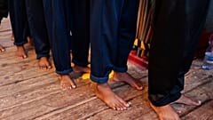 Etwa 1000 Menschen auf 3 Schiffen warten auf einen Hafen.