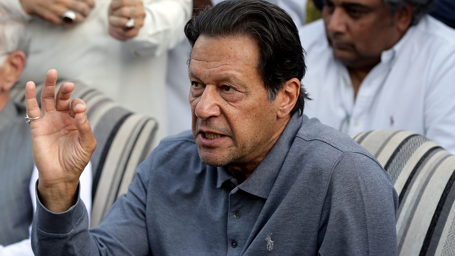 رئيس الوزراء الباكستاني السابق عمران خان يتهم رئيس الوزراء الحالي شهباز شريف بالتخطيط لمحاولة اغتيال فاشلة أسفرت عن إصابته، 4 نوفمبر 2022.