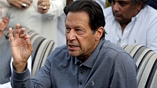 رئيس الوزراء الباكستاني السابق عمران خان يتهم رئيس الوزراء الحالي شهباز شريف بالتخطيط لمحاولة اغتيال فاشلة أسفرت عن إصابته، 4 نوفمبر 2022.