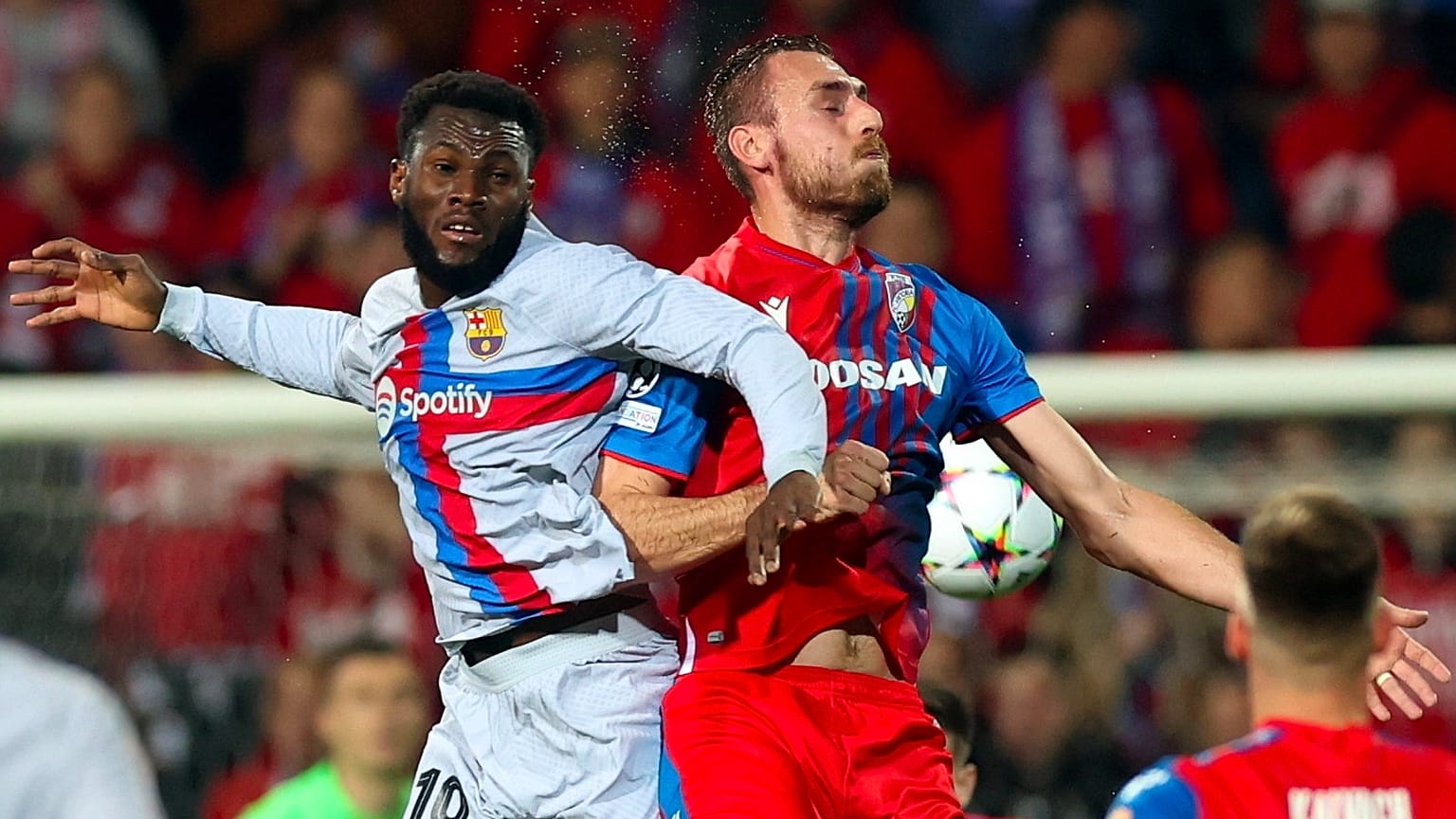 Az FC Barcelona játékosa, Franck Kessie (balra) és Lukas Hejda (Viktoria Plzen) küzd a labdáért a Viktoria Plzen – FC Barcelona (2-4) BL-mérkőzésen 2022. november 1-jén