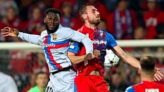 Az FC Barcelona játékosa, Franck Kessie (balra) és Lukas Hejda (Viktoria Plzen) küzd a labdáért a Viktoria Plzen – FC Barcelona (2-4) BL-mérkőzésen 2022. november 1-jén