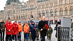 Putin legt Blumen nieder auf dem Roten Platz am russischen Feiertag der nationalen Einheit.