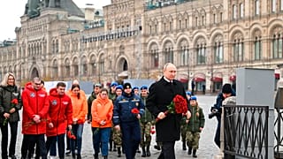 Putin legt Blumen nieder auf dem Roten Platz am russischen Feiertag der nationalen Einheit.