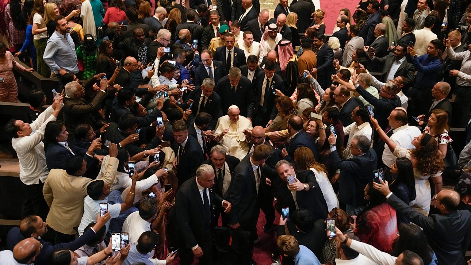 Papst Franziskus wird umringt nach dem Gebet für den Frieden in der Kathedrale Unserer Lieben Frau von Arabien. 