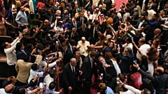 Papst Franziskus wird umringt nach dem Gebet für den Frieden in der Kathedrale Unserer Lieben Frau von Arabien. 