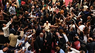 Papst Franziskus wird umringt nach dem Gebet für den Frieden in der Kathedrale Unserer Lieben Frau von Arabien.