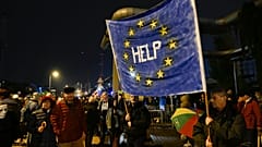 Demonstranten vorm Staatssender MTVA