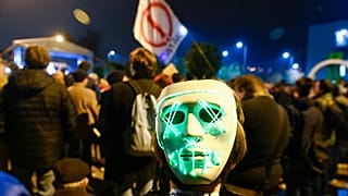 Manifestantes protestam contra cobertura noticiosa do canal público húngaro, MTVA, em Budapeste, Hungria