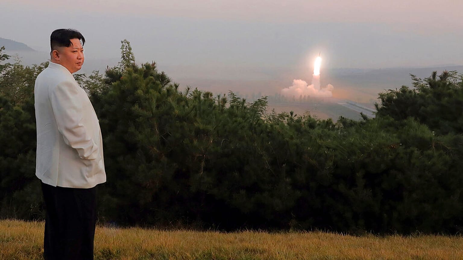 Kim Jong Un acompanha teste a míssil num local não revelado na Coreia do Norte