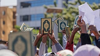 نساء يحملن القرآن خلال المظاهرة في باماكون 
