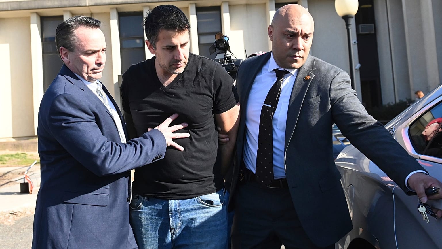 Michael Valva 24 Ocak 2020'de polisler tarafından gözaltına alınırken