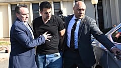 Michael Valva 24 Ocak 2020'de polisler tarafından gözaltına alınırken