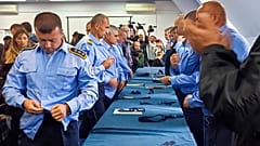 Σέρβοι αστυνομικοί βγάζουν τις στολές τους και αποχωρούν από την αστυνομία του Κοσόβου
