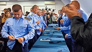 Σέρβοι αστυνομικοί βγάζουν τις στολές τους και αποχωρούν από την αστυνομία του Κοσόβου