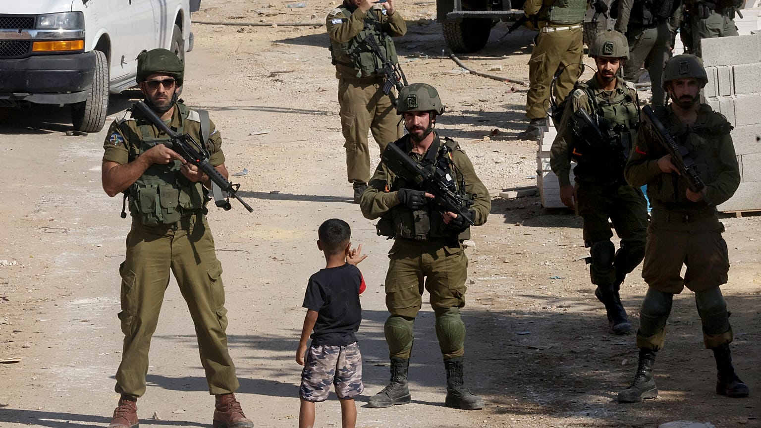 طفل فلسطيني أمام جنود إسرائيليين في الخليل بالضفة الغربية المحتلة 