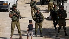 طفل فلسطيني أمام جنود إسرائيليين في الخليل بالضفة الغربية المحتلة 