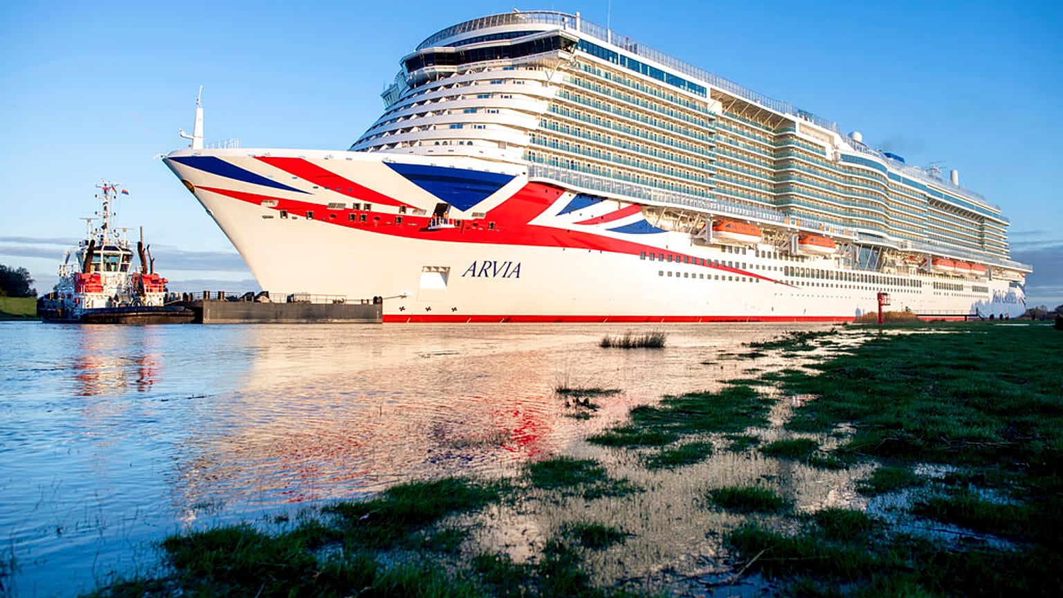 Kreuzfahrtschiff "Arvia" unterwegs auf der Ems in Deutschland