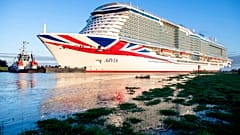 Kreuzfahrtschiff "Arvia" unterwegs auf der Ems in Deutschland