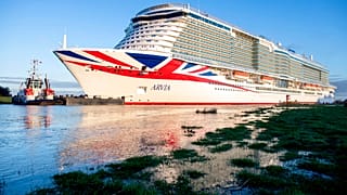 Kreuzfahrtschiff "Arvia" unterwegs auf der Ems in Deutschland