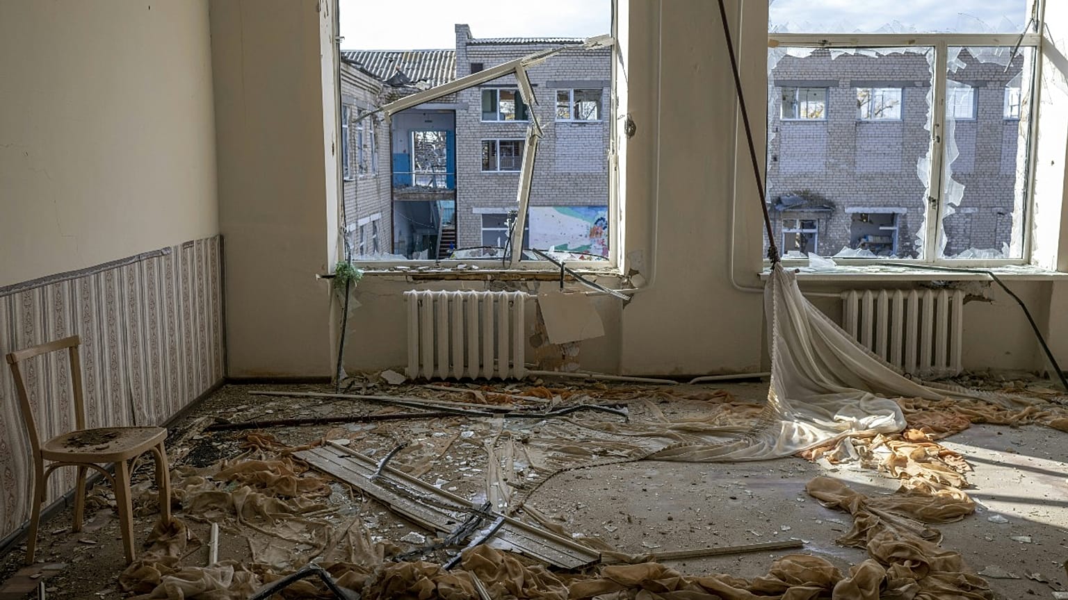 Ausgebombte Schule in der Region CHerson