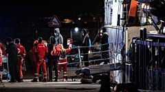 Часть мигрантов с гуманитарного судна высадились в порту Катании.