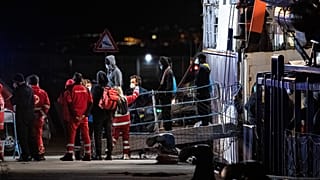 Часть мигрантов с гуманитарного судна высадились в порту Катании.