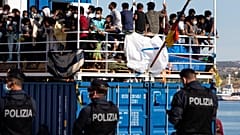 35 Bootsmigranten dürfen im Hafen von Catania die deutsche "Humanity 1" nicht verlassen