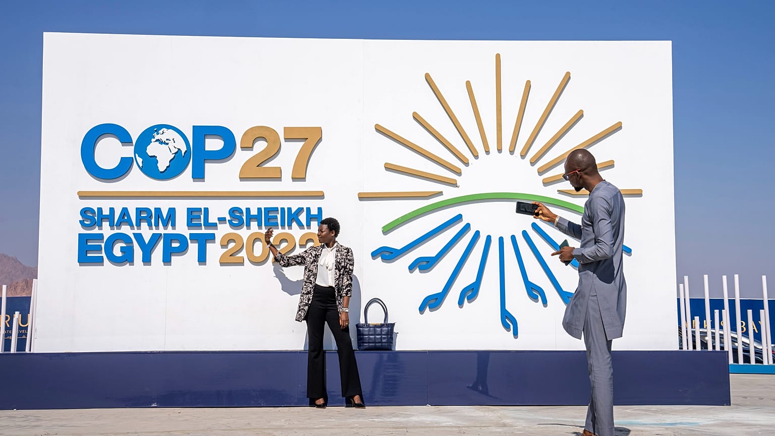 وفد تشاد أمام مقر قمة المناخ "كوب27" في منتجع شرم الشيخ في مصر