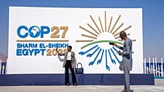وفد تشاد أمام مقر قمة المناخ "كوب27" في منتجع شرم الشيخ في مصر