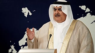 الشيخ خالد بن أحمد آل خليفة يتحدث في مؤتمر صحفي في المنامة