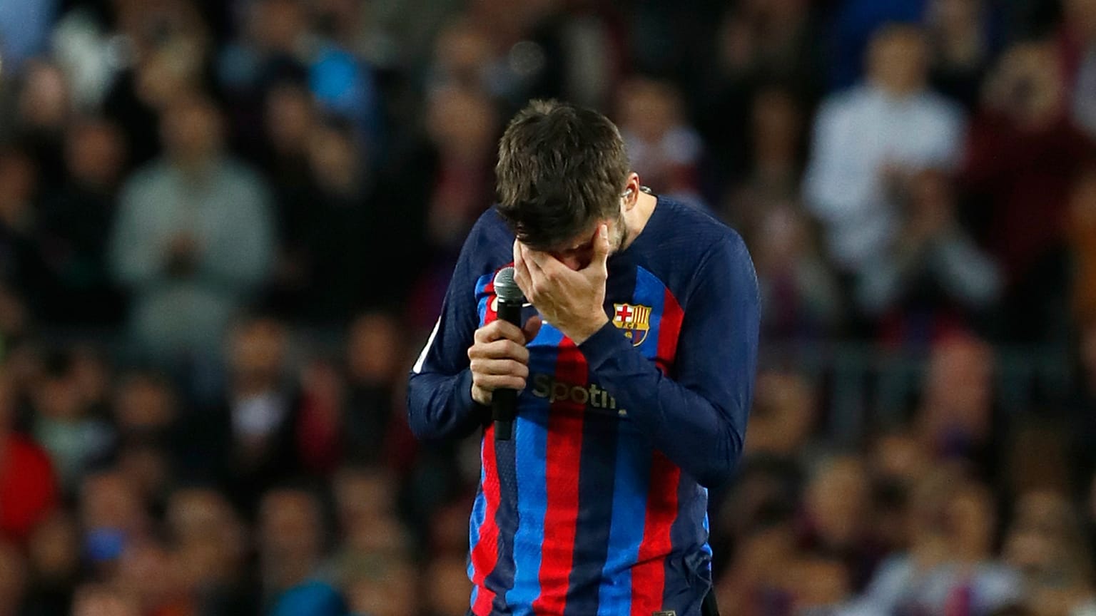 Gerard Pique futbolu bıraktığı son maçta duygulu anlar yaşadı