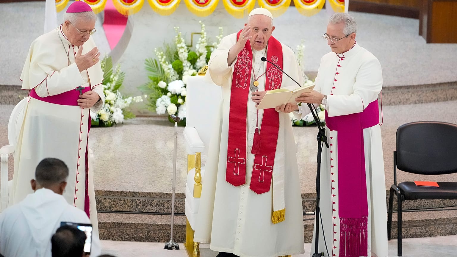El papa Francisco oficiando una misa en la Iglesia del Sagrado Corazón en Manama, Bahrein, el domingo 6 de noviembre de 2022.