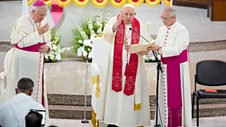 El papa Francisco oficiando una misa en la Iglesia del Sagrado Corazón en Manama, Bahrein, el domingo 6 de noviembre de 2022.